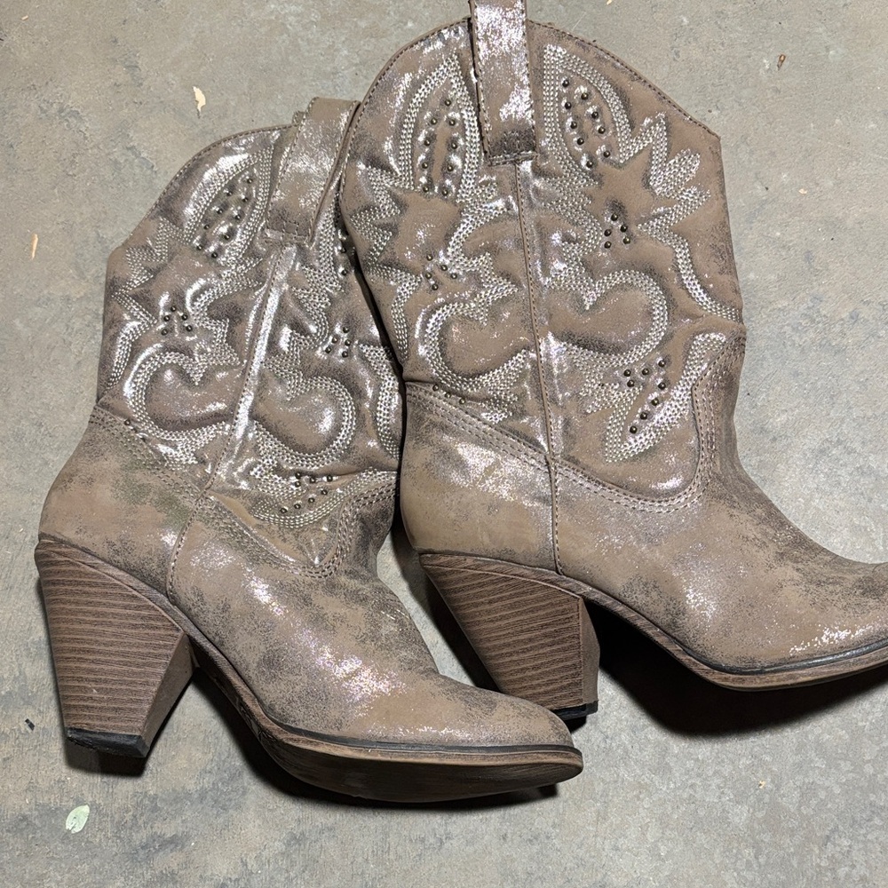 Elegant Embroidered Heeled Boots in Brown